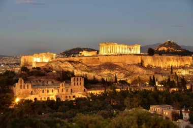 Yunanistan 'ın Atina kentindeki Akropolis Tepesi' nde Parthenon ve Herodium inşaatının gece manzarası.
