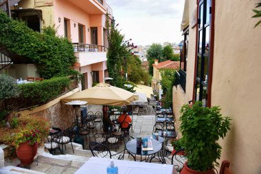 Atina, Yunanistan, 18 Ekim 2021: Atina, Yunanistan 'da Plaka ilçesindeki bir sokak restoranında dinlenen insanlar. 