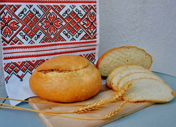 Φρέσκο Λευκό Ψωμί Στο Παρασκήνιο Της Ουκρανικής Εθνική Πετσέτα — Φωτογραφία Αρχείου