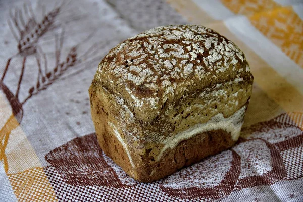 Taze Pişmiş Çavdar Ekmeği Masada — Stok fotoğraf