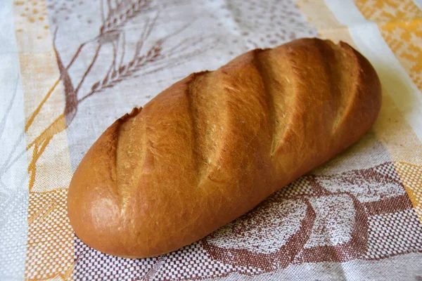Φρέσκο Ψωμί Ψημένο Καρβέλι Στο Τραπέζι — Φωτογραφία Αρχείου