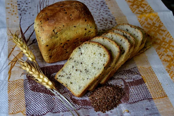 Nybakat Bröd Med Frön Trä Bakgrund — Stockfoto
