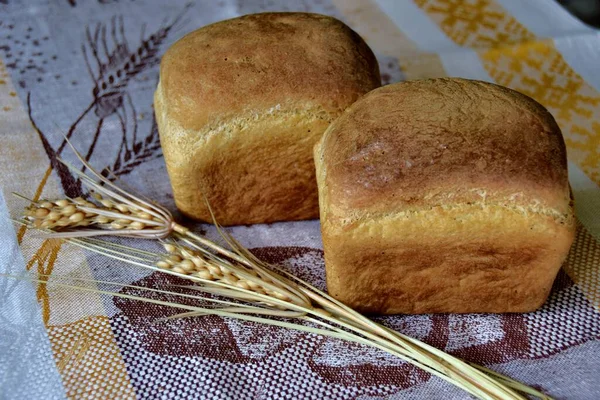 Tahta Arka Planda Taze Pişmiş Ekmek — Stok fotoğraf