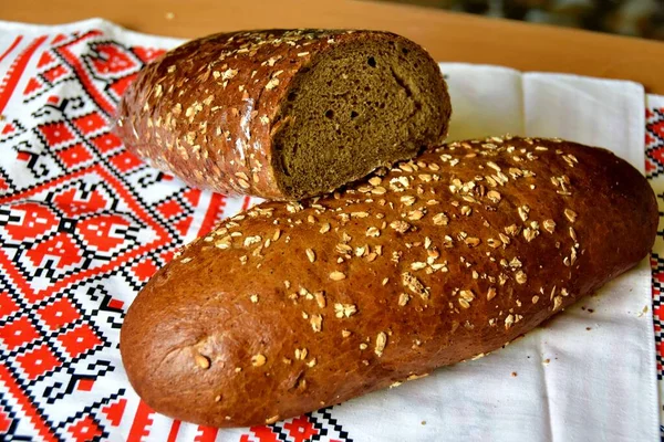 Taze Pişmiş Çavdar Ekmeği Masada — Stok fotoğraf
