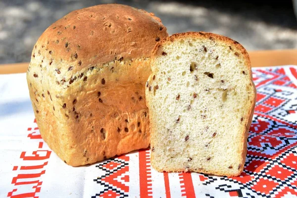 Geleneksel Ukrayna Havlusunda Susam Tohumlu Beyaz Ekmek — Stok fotoğraf