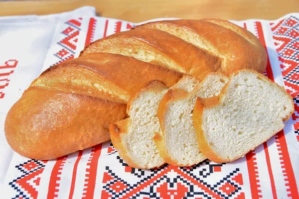 Geleneksel Ukrayna Havlusunda Taze Fırında Ekmek — Stok fotoğraf