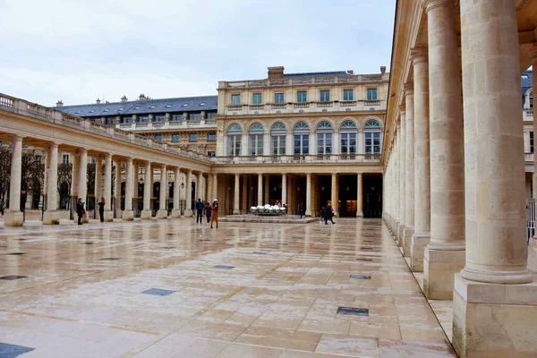 Paris, Fransa - 27 Kasım 2022: Yağmurlu bir günde Paris 'teki Palais-Royal Sarayı' nda modern heykellerle inşa ve iç avlu.