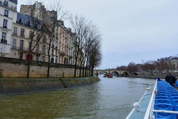 フランス 11月27日 セーヌ川沿いのクルーズ船で旅行中のパリ市の景色 — ストック写真