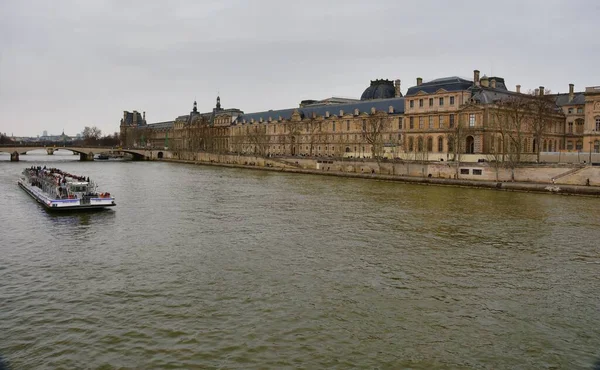 フランス 11月27日 セーヌ川沿いのクルーズ船で旅行中のパリ市の景色 — ストック写真