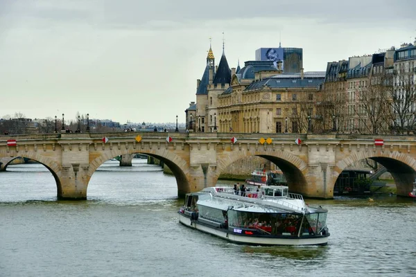 Paryż Francja Listopada Malowniczy Widok Paryż Podczas Podróży Statkiem Wycieczkowym — Zdjęcie stockowe