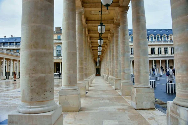 2022年11月27日 巴黎皇家宫的建筑和内院 内有现代雕塑 — 图库照片