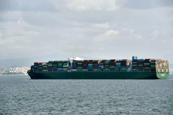 希腊阿提卡沙隆湾 2021年10月19日 每一艘绿色卡车大小的集装箱船在比雷埃夫斯商业港口附近的深蓝色海域巡航 — 图库照片