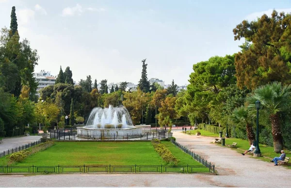 ギリシャアッティカアテネ2021年10月20日シンタグマ広場近くの国立庭園内にあるジピオンホールネオクラシック様式の建物の前に大理石の噴水のある庭園 — ストック写真