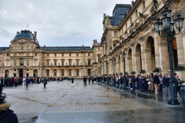 Paris, Fransa - 27 Kasım 2022 Louvre Sarayı 'nın güzel manzarası