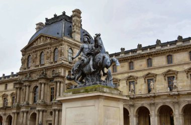 Paris, Fransa - 27 Kasım 2022 Louvre Sarayı 'nın güzel manzarası