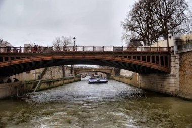 Paris, Fransa - 27 Kasım: Seine nehri boyunca seyahat ederken Paris 'in güzel manzarası