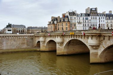 Paris, Fransa - 27 Kasım: Seine nehri boyunca seyahat ederken Paris 'in güzel manzarası