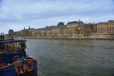 Paris, Fransa - 27 Kasım: Seine nehri boyunca seyahat ederken Paris 'in manzaralı manzarası