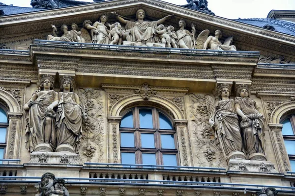 フランス 2022年11月27日 ルーブル宮殿の外観の美しい景色 — ストック写真