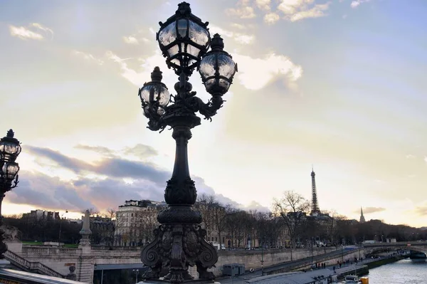 Paris França Novembro 2022 Lanternas Rua Sobre Fundo Céu Cidade — Fotografia de Stock