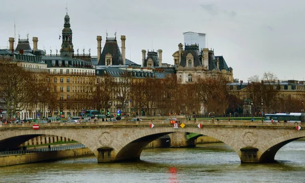 11月27日 法国巴黎 乘坐游轮沿着塞纳河航行时 巴黎城市的美景 — 图库照片