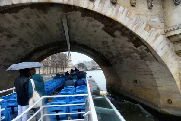 法国巴黎 11月27日 乘坐游轮沿着塞纳河游览巴黎时的风景 — 图库照片