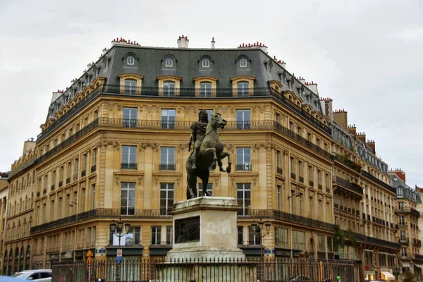 法国巴黎 2022年11月27日 法国巴黎市这条风景如画的街道上的巴黎历史建筑和建筑 — 图库照片