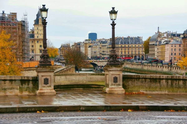 フランス 2022年11月27日 時代を超えた建築とヴィンテージの詳細を持つ美しいパリの通り — ストック写真