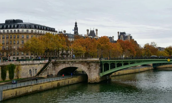 フランス 11月27日 セーヌ川沿いのクルーズ船で旅行中のパリの街の美しい景色 — ストック写真
