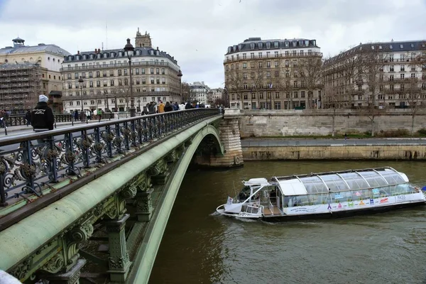 フランス 11月27日 セーヌ川沿いのクルーズ船で旅行中のパリの街の美しい景色 — ストック写真