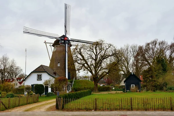 伝統的なオランダ風車 運河の近く オランダ — ストック写真
