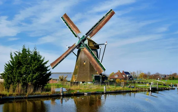 Tradycyjny Holenderski Wiatrak Pobliżu Kanału Holandia — Zdjęcie stockowe