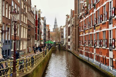 Amsterdam, Hollanda - 7 Nisan 2023: Renkli evlerle çevrili Amsterdam kanallarının güzel manzarası