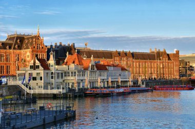 Amsterdam, Hollanda - 7 Nisan 2023: Amsterdam kanallarının tekne gezisinden eşsiz bir perspektifi.