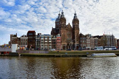 Amsterdam, Hollanda - 7 Nisan 2023: Amsterdam kanallarının tekne gezisinden eşsiz bir perspektifi.