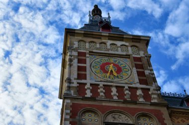 Amsterdam, Hollanda - 7 Nisan 2023: Amsterdam 'ın eski kentinde büyüleyici dar sokaklar ve tarihi gengelli evler