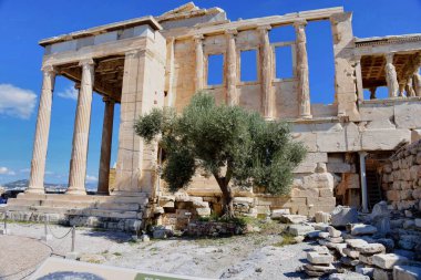 Atina, Yunanistan - 18 Ekim 2021: Atina Akropolü 'ndeki Athena Polias Tapınağı' nın güzel manzarası