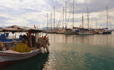 Aegina, Yunanistan - 19 Ekim 2021: Yunanistan 'ın Aegina Limanı' nda balıkçılık ve yelkenli tekneleri. 