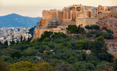 Yunanistan 'ın Atina kentindeki Akropolis Tepesi' nde Parthenon ve Herodium 'un güzel manzarası. 