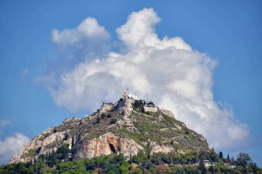 Lycabettus Tepesi ve St. George Kilisesi manzarası.