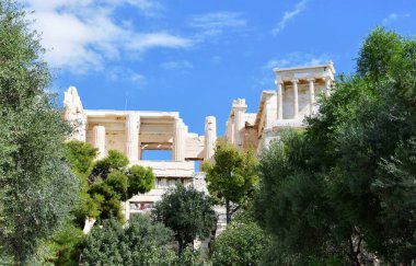 Akropolis 'teki meşhur Propylaea geçidi. Propylaea binlerce turistin geçtiği ana giriş..