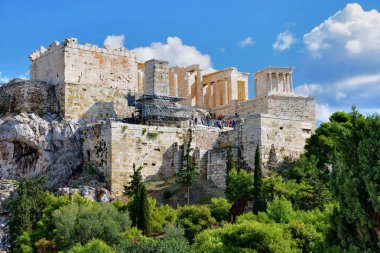 Atina, Yunanistan, 18 Ekim 2021: Yunanistan 'ın Atina kentindeki Akropolis Tepesi' nde Parthenon ve Herodium inşaatının güzel manzarası. 