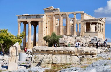 Atina, Yunanistan, 18 Ekim 2021: Athena Pollias tapınağındaki Karyatidlerin verandası veya Atina 'da güneşli bir akşamda Akropolis sahasındaki Erekteyon.