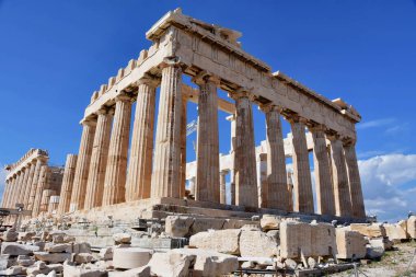 Güneşli bir günde Parthenon tapınağı. Atina, Yunanistan 'da Akropolis. Parthenon, Yunanistan 'daki Atinalı Akropolis tapınağı olup tanrıça Athena' ya adanmıştır..