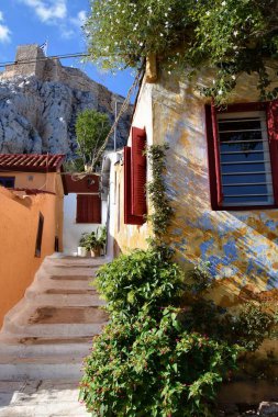 Atina, Yunanistan, 18 Ekim 2021: Atina, Yunanistan 'da Plaka Distric' in dar sokaklarındaki evlere bakış.