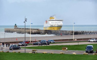 Dieppe, Fransa - 11 Ocak 2023: feribot Dieppe limanına varıyor.