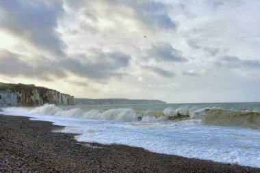Manş Denizi 'nin güzel manzarası. Fransa' nın kuzeyinde Normandiya 'da dalgalar, rüzgar ve bulutlar..