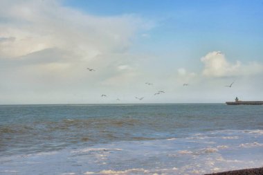 Manş Denizi 'nin güzel manzarası. Fransa' nın kuzeyinde Normandiya 'da dalgalar, rüzgar ve bulutlar..