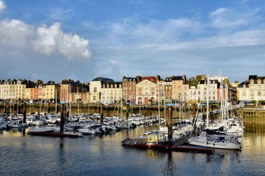 Dieppe, Fransa - 11 Ocak 2023: Dieppe limanında tekneler, Fransa 'nın kuzeyindeki Normandiya kıyılarında balıkçılık limanı