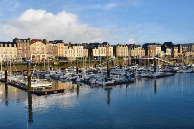 Dieppe, Fransa - 11 Ocak 2023: Dieppe limanında tekneler, Fransa 'nın kuzeyindeki Normandiya kıyılarında balıkçılık limanı